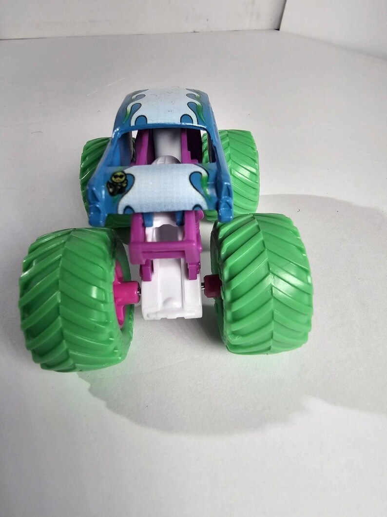 Spin Master Monster Jam Avenger Truck NITRO NEON TIRES New 1:64 image 5