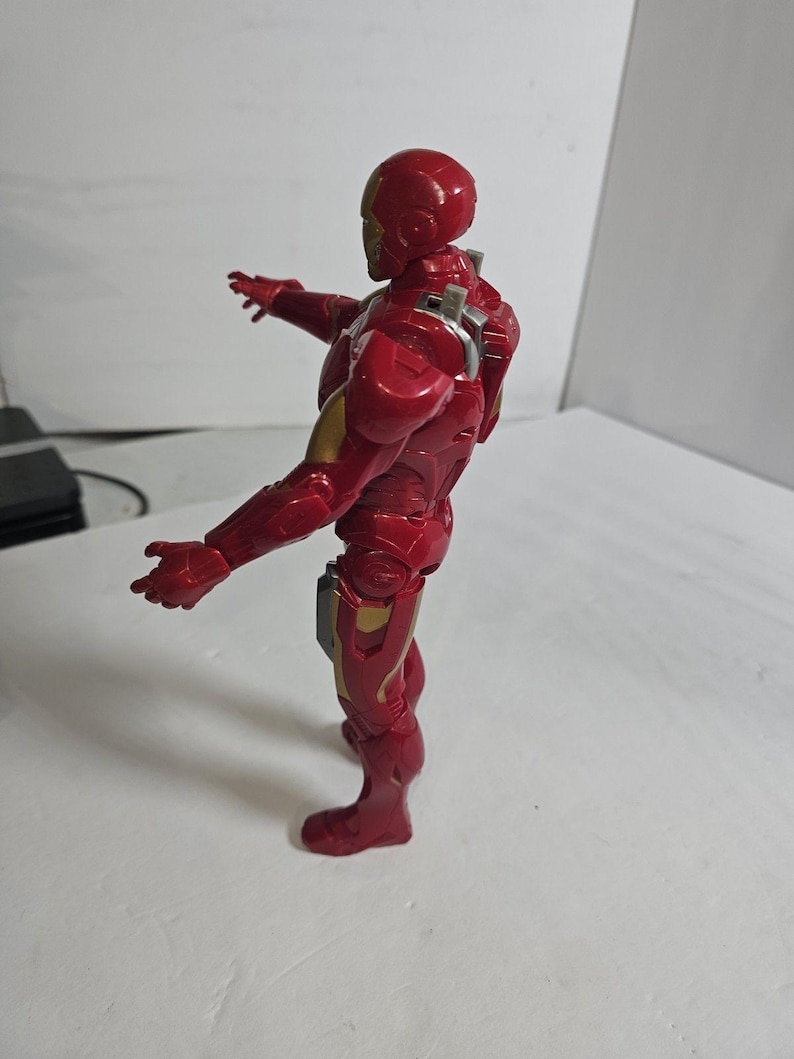 Marvel Iron Man 10-inch Action Figure #37494 Talking and Sounds 2012 image 3