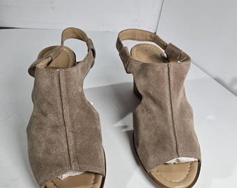 Sandalias tipo botín con cuña y punta abierta de ante color topo de Sophia Milano, talla 9