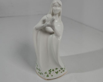 Figura de Royal Tara: Niña sosteniendo una paloma