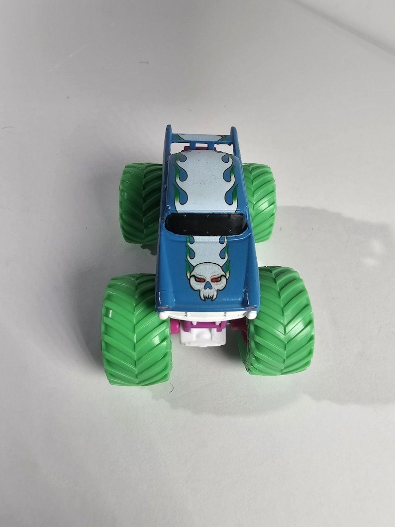 Spin Master Monster Jam Avenger Truck NITRO NEON TIRES New 1:64 image 2