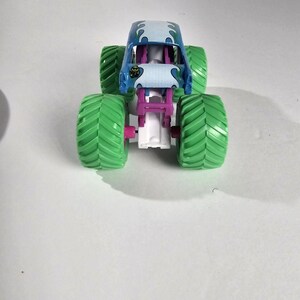 Spin Master Monster Jam Avenger Truck NITRO NEON TIRES New 1:64 image 9