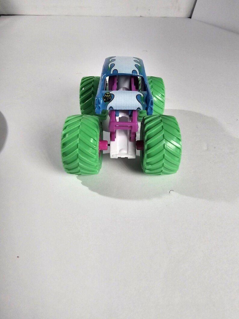 Spin Master Monster Jam Avenger Truck NITRO NEON TIRES New 1:64 image 9