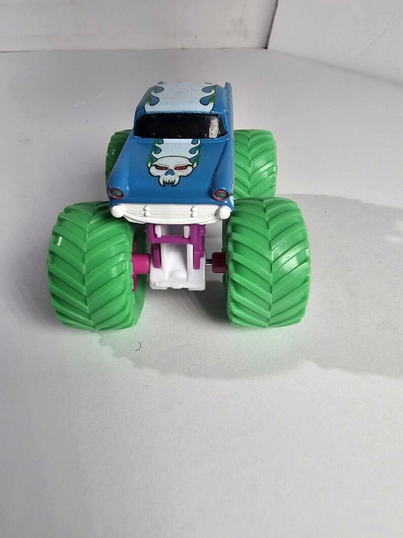 Spin Master Monster Jam Avenger Truck NITRO NEON TIRES New 1:64 image 3