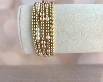 Pulseras apilables de oro y perlas: personaliza tu combinación.