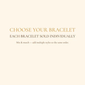 Puede incluir: Un gr&aacute;fico informativo de color crema claro que presenta el texto CHOOSE YOUR BRACELET en letras doradas grandes, seguido del texto EACH BRACELET SOLD INDIVIDUALLY y el texto m&aacute;s peque&ntilde;o Mix & match &mdash; add multiple styles to the same order.