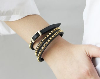 Leren wikkelarmband met piramide studs en gesp (BLC043)