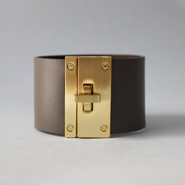 Bracelet en cuir plaqué or audacieux chic, large manchette en cuir tanné végétal pour femme, ornement en métal doré, bracelet en cuir Etoupe (BLM018)
