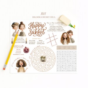 Könnte beinhalten: Ein weißes Papier mit dem Text "Happy Sukkot" und Illustrationen. Enthält ein Labyrinth, eine Wortsuche und Bilder von Menschen und Essen. Ein gelber Bleistift und ein Radiergummi sind ebenfalls vorhanden.