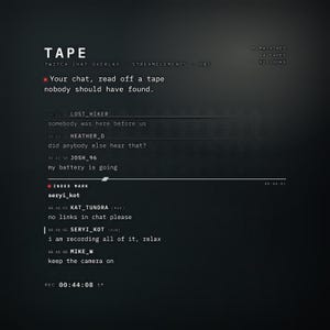 Peut inclure: Une superposition de chat Twitch gris foncé intitulée TAPE avec une esthétique d'enregistrement rétro. Elle affiche des messages d'utilisateurs simulés, des horodatages et du texte système dont 8 MACHINES, 4 TAPES, 32 LOOKS et un indicateur REC 00:44:08 SP.