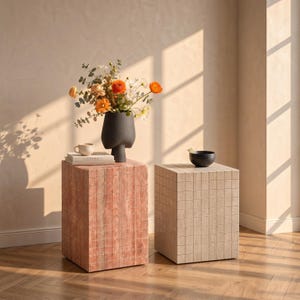 Table d'appoint artisanale en mosaïque de travertin rouge | Socle en cube de carrelage