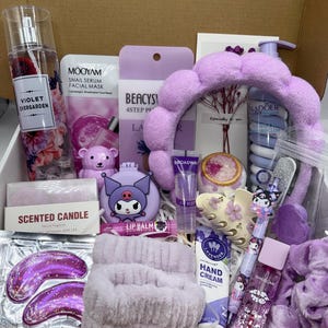 May include: A gift box containing a Violet Evergarden fragrance mist, Mooyam snail serum mask, Beacysw lavender set, a purple plush headband, a Kuromi compact mirror, a scented candle, purple eye patches, hand cream, a lip gloss, and a Kuromi pen.