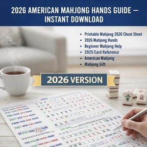 Puede incluir: Una guía impresa para el Mahjong americano 2026, con el texto "2026 AMERICAN MAHJONG HANDS GUIDE - INSTANT DOWNLOAD". La guía incluye una hoja de trucos, manos, ayuda para principiantes y referencia de cartas. También se ve una taza de café y fichas de Mahjong.