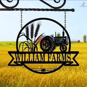 Könnte beinhalten: Schwarzes Metall-Farm-Schild mit dem Text "WILLIAM FARMS" in einem Banner-Design. Das Schild zeigt einen Traktor, Weizenähren und einen kreisförmigen Rand, der an einer dekorativen Halterung hängt.