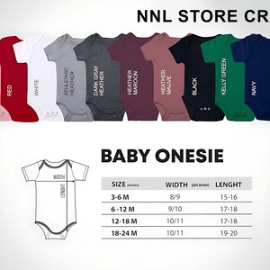Puede incluir: Una colecci&oacute;n de bodies para beb&eacute;s en varios colores, incluyendo rosa, rojo, blanco, gris, gris oscuro, granate, malva, negro, verde y azul marino. La imagen tambi&eacute;n incluye una tabla de tallas con medidas en pulgadas para el ancho y el largo.