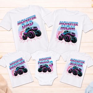 Puede incluir: Camisetas blancas y un body con un dise&ntilde;o de cami&oacute;n monstruo. Las camisetas dicen "Monster Dad", "Monster Mom", "Monster Brother" y "Monster Sister". El body dice "Monster Paulo 3".