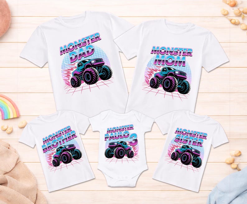 Puede incluir: Camisetas blancas y un body con un dise&ntilde;o de cami&oacute;n monstruo. Las camisetas dicen "Monster Dad", "Monster Mom", "Monster Brother" y "Monster Sister". El body dice "Monster Paulo 3".