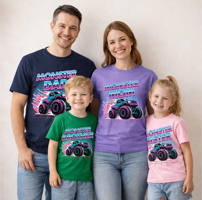 Puede incluir: Camisetas a juego para la familia en azul marino, morado, verde y rosa. Cada camiseta presenta un gr&aacute;fico de monster truck con las palabras "Monster Dad", "Monster Mom", "Monster Brother" y "Monster Sister" en una fuente retro.