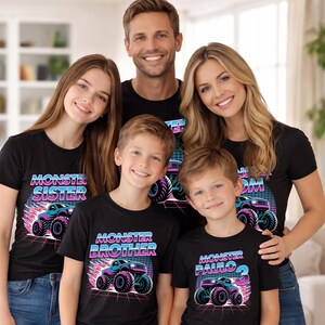 Puede incluir: Una familia con camisetas negras a juego con un dise&ntilde;o de cami&oacute;n monstruo. Las camisetas muestran las frases "Monster Sister", "Monster Brother", "Monster Mom" y "Monster Paulo 3". El gr&aacute;fico utiliza tonos azules, rosas y morados.