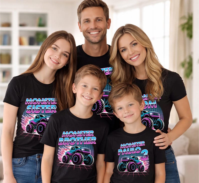 Puede incluir: Una familia con camisetas negras a juego con un dise&ntilde;o de cami&oacute;n monstruo. Las camisetas muestran las frases "Monster Sister", "Monster Brother", "Monster Mom" y "Monster Paulo 3". El gr&aacute;fico utiliza tonos azules, rosas y morados.