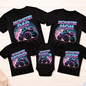 Puede incluir: Camisetas negras y un body con un dise&ntilde;o de monster truck. Las camisetas dicen "Monster Dad", "Monster Mom", "Monster Brother" y "Monster Sister". El body dice "Monster Paulo 3". Cada dise&ntilde;o presenta un monster truck azul y morado.
