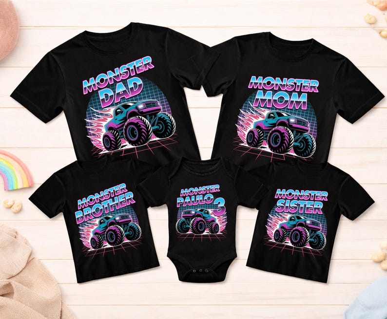Puede incluir: Camisetas negras y un body con un dise&ntilde;o de monster truck. Las camisetas dicen "Monster Dad", "Monster Mom", "Monster Brother" y "Monster Sister". El body dice "Monster Paulo 3". Cada dise&ntilde;o presenta un monster truck azul y morado.