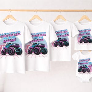 Puede incluir: Camisetas blancas con un dise&ntilde;o retro de monster truck. Las camisetas est&aacute;n etiquetadas como "Monster Dad", "Monster Mom", "Monster Sister", "Monster Other" y "Monster Paulo 3". El monster truck es azul y morado.
