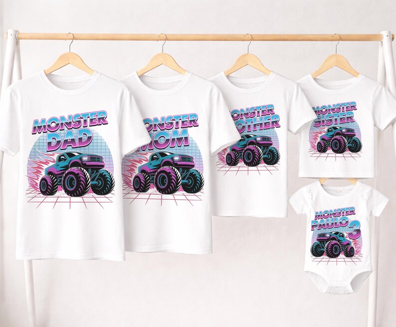Puede incluir: Camisetas blancas con un dise&ntilde;o retro de monster truck. Las camisetas est&aacute;n etiquetadas como "Monster Dad", "Monster Mom", "Monster Sister", "Monster Other" y "Monster Paulo 3". El monster truck es azul y morado.