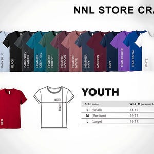 Puede incluir: Una variedad de camisetas juveniles en varios colores, incluyendo rosa, rojo y varios tonos de azul, verde y morado. La imagen tambi&eacute;n incluye una tabla de tallas con medidas en pulgadas para el ancho y el largo.