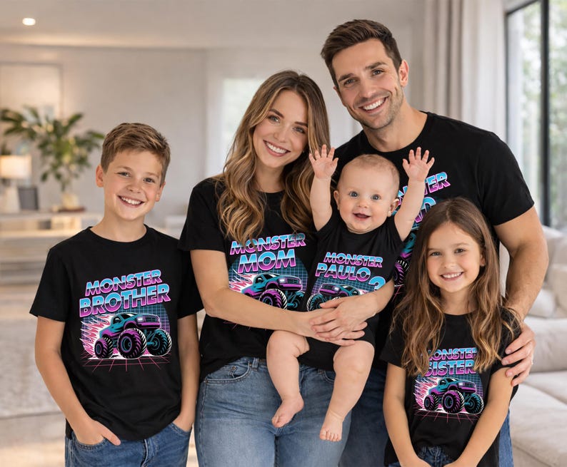 Puede incluir: Una familia viste camisetas negras a juego con un dise&ntilde;o de monster truck. Las camisetas dicen "Monster Brother", "Monster Mom", "Monster Paulo" y "Monster Sister". El dise&ntilde;o presenta un monster truck en tonos azules, rosas y morados con un fondo retro.