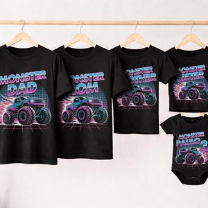Puede incluir: Camisetas negras con un dise&ntilde;o retro de monster truck. Las camisetas est&aacute;n etiquetadas como "Monster Dad", "Monster Mom", "Monster Sister" y "Monster Brother". Tambi&eacute;n se incluye un body de beb&eacute; con la etiqueta "Monster Paulo 3".