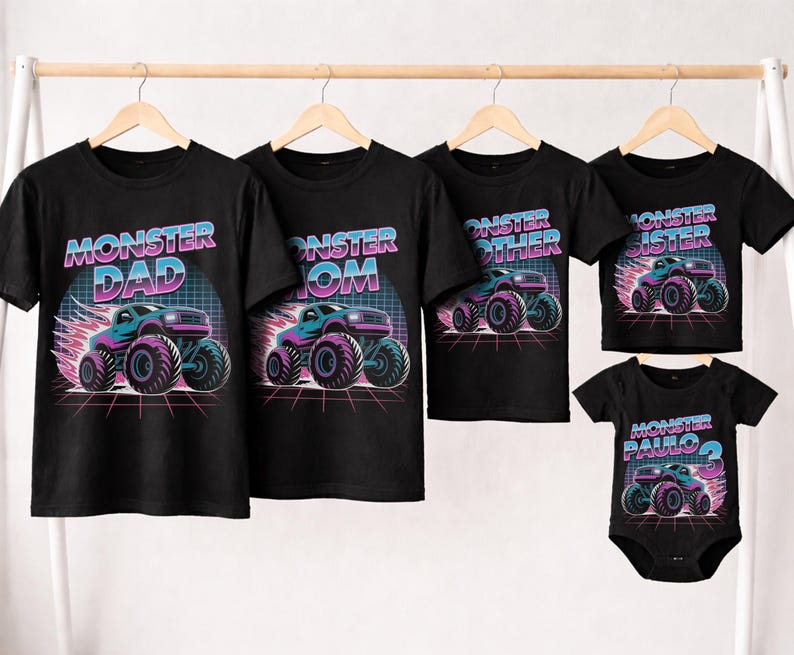Puede incluir: Camisetas negras con un dise&ntilde;o retro de monster truck. Las camisetas est&aacute;n etiquetadas como "Monster Dad", "Monster Mom", "Monster Sister" y "Monster Brother". Tambi&eacute;n se incluye un body de beb&eacute; con la etiqueta "Monster Paulo 3".