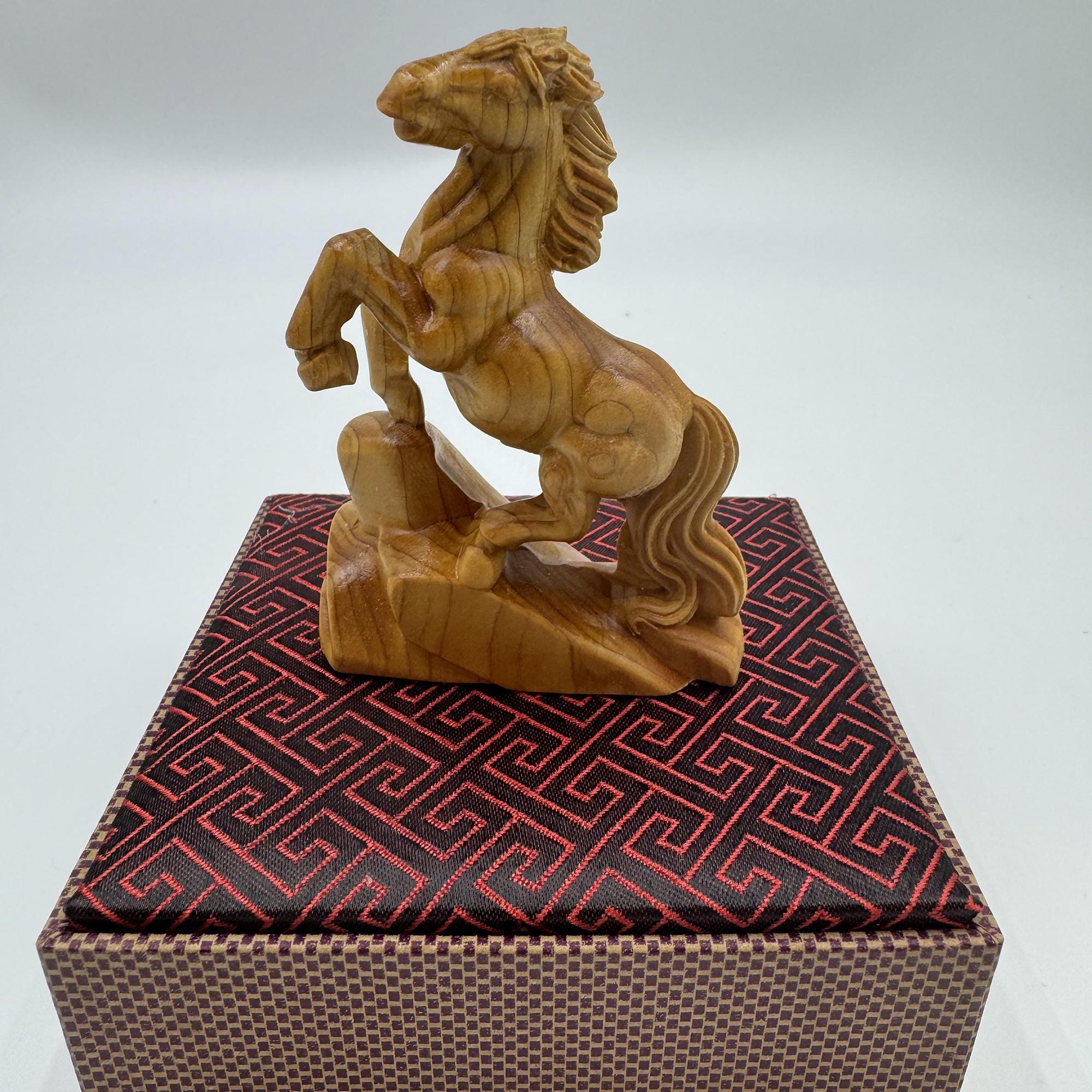 手作りの木製馬彫刻像飾り、手彫りの木製馬の置物ギフトアートワーク