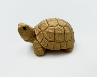 Handgeschnitzte hölzerne Schildkröten-Kunst-Verzierungsdekoration, handgemachte hölzerne Schildkrötenfigur, für Büro oder Arbeitszimmerdekor und Schildkröte-Liebhaber-Geschenk.