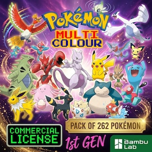 Op de afbeelding: Een digitale afbeelding met het Pokémon-logo, de tekst MULTI COLOUR en een verzameling diverse Pokémon-personages waaronder Pikachu, Mewtwo en Snorlax. Een gouden banner toont PACK OF 262 POKÉMON, met COMMERCIAL LICENSE en 1st GEN.