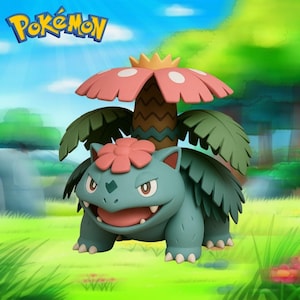 Puede incluir: Figura detallada del Pokémon Venusaur, con un cuerpo turquesa, una flor rosa en la cabeza y una gran estructura en forma de hongo rosa y blanco en la espalda. El logo de Pokémon es visible en la esquina superior izquierda. El fondo muestra un cielo soleado y follaje verde.
