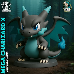 Könnte beinhalten: Eine 3D-gedruckte Mega-Charizard-X-Figur aus der Pokémon-Serie 004. Die Figur ist hauptsächlich dunkelgrau mit türkisfarbenen Akzenten an Flügeln, Bauch und Hörnern. Sie hat blaue Augen und eine Flamme am Schwanz. Auf einem grauen Sockel.