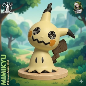 Puede incluir: Figura Mimikyu impresa en 3D de la Serie Pokémon 003. La figura es de color amarillo claro con detalles en negro y naranja, con ojos en espiral y boca dentada. Se encuentra sobre una base de madera, con un fondo de dibujos animados.