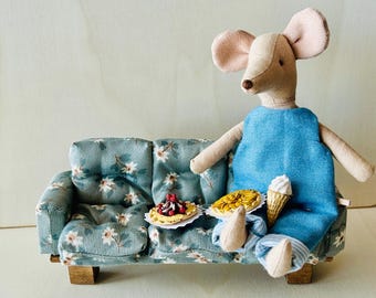 Miniature Sofa Set with Pastry Treats – Maileg-Style Scale (Mouse Not Included)