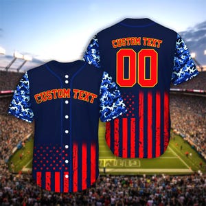 Könnte beinhalten: Marineblaues Baseball-Trikot mit roten und weißen Akzenten. Das Trikot zeigt den Text "CUSTOM TEXT" in Rot und Gold sowie die Nummer "00" in Rot mit Goldumrandung. Das Design integriert ein amerikanisches Flaggenmotiv.