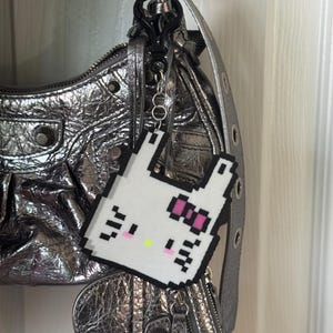 Sleutelhanger plastic zak – Hello Kitty-geïnspireerde bedel – handgemaakt kawaii-parelkraalaccessoire