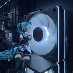 Mini 120mm PC Fan Figurine Shelf – 3D Printed Gaming Figure Stand – PC Fan Cover Platform Black & White