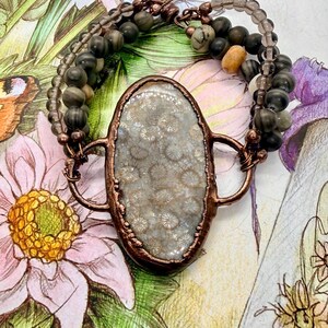 Coral Fossil 3-trådigt pärlarmband med Crazy Lace Agat, Jaspis och Rökkvarts-pärlor