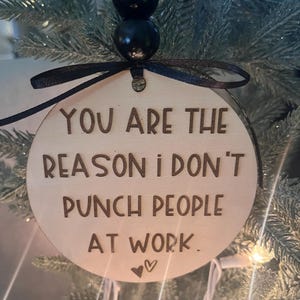 彫刻入り木製クリスマスオーナメント、同僚への面白いギフト