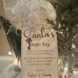 Santa&#39;s Magic Key, personalisierte Weihnachtsdekoration, Gravierter Holz-Sonderschlüssel