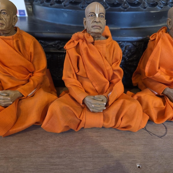 Shrila Prabhupad Idol mit Teak Holz Asan | 7-Zoll-echtes Gesicht Murti | ISKCON Guru Skulptur | Marmorstaub Polyresin Idol | Vrindavan Export