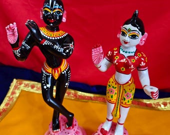 Statua di Radha Krishna Murti / Jugal Jodi in ottone, esente da dazi doganali, altare di Vrindavan con vestito, statuetta ISKCON colorata fatta a mano, altare di Vrindavan con vestito