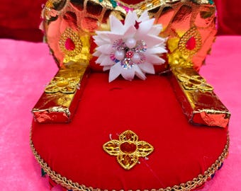 Laddu Gopal Singhasan Tamaño pequeño 0 a 6 no Krishna Bal Gopal Trono decorativo Asiento para Mandir Altar asan de Vrindavan, asan de tela roja
