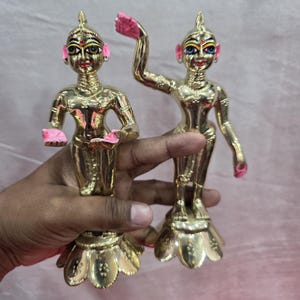 Lalita Vishakha Brass Idol Set 7 Inch | Radha Sakhi-staty i ren mässing | Gaudiya Vaishnav Gudomspar | Vrindavan tempeldekor