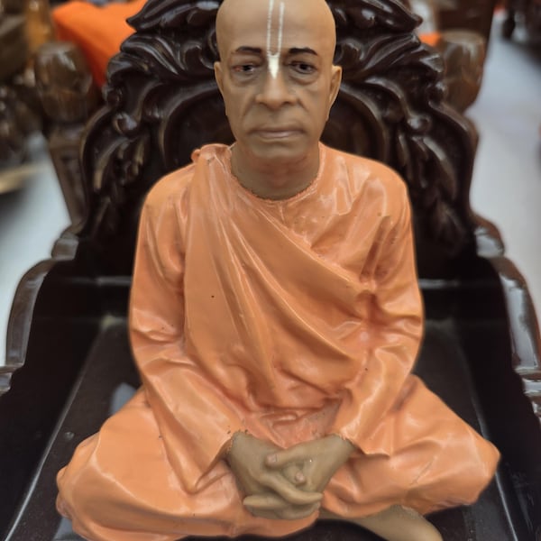 Shrila Prabhupada Idol mit hölzernen Asan | Mini Guru Murti | ISKCON Gründer Statue | Marble Dust Harz | Handgefertigt in Vrindavan | Bhakti Geschenk